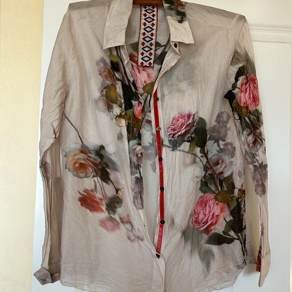Button down blouse with shades of pink, rose, apricot roses and green leaves. - Picture 5 of 5